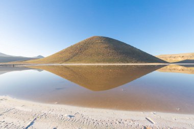 Meke Maar Gölü, sönmüş bir volkan kraterinin ortasında gaz patlaması sonucu suyla dolu bir göldür..