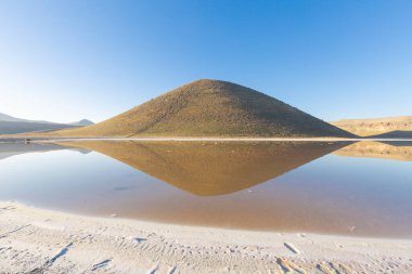 Meke Maar Gölü, sönmüş bir volkan kraterinin ortasında gaz patlaması sonucu suyla dolu bir göldür..