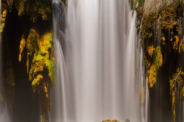 叶尔科普鲁瀑布 Yerkopru Waterfall 是一个著名的瀑布 位于科尼亚哈迪姆区的歌库苏河畔 距科尼亚市中心110公里 — 图库照片