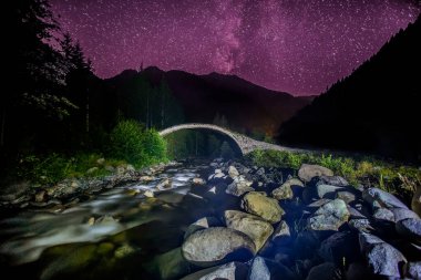 Samanyolu ve yıldız fotoğrafları takip ediyor