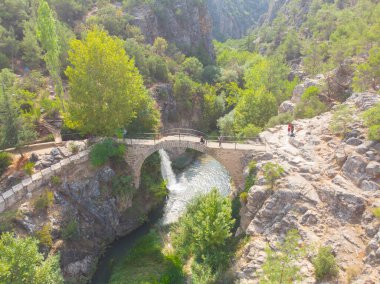 Clandras Köprüsü ve Şelalesi 'nin hava görüntüsü