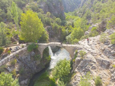 Clandras Köprüsü ve Şelalesi 'nin hava görüntüsü
