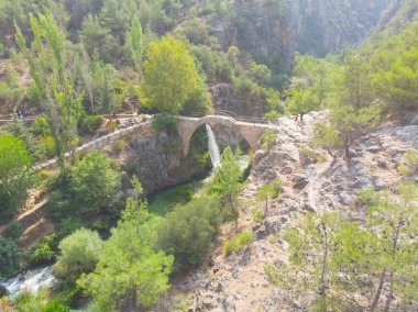 Clandras Köprüsü ve Şelalesi 'nin hava görüntüsü
