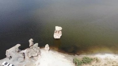 Emre Gölü: Hsaniye ilçesindeki Der kasabası ve Phrygian Vadisi sınırları içinde ve Afyon 'a 50 km ve yaklaşık bir saat uzaklıkta..