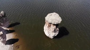 Emre Gölü: Hsaniye ilçesindeki Der kasabası ve Phrygian Vadisi sınırları içinde ve Afyon 'a 50 km ve yaklaşık bir saat uzaklıkta..