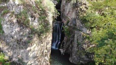 Yarhisar şelalesinin hava manzarası