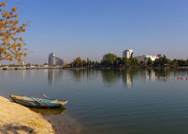 Gündüz Sabanc Camii, güneş ve ayrıntılar.