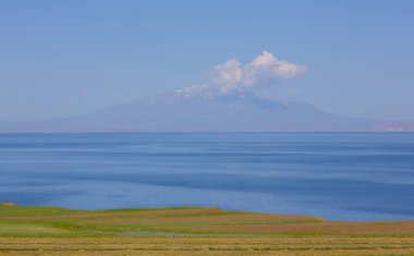 Erarat Dağı (Ermenice:, Arararat veya Masis; Kürtçe: iyay Agir; Seljuk döneminde: Eri Da) Türkiye 'nin en yüksek dağıdır..