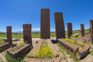 Bölgenin başkenti ve 13. yüzyılın en büyük illerinden biri olan Ahlat, Osmanlı döneminde sınır kenti olarak önemini korudu..