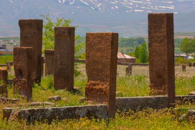 Bölgenin başkenti ve 13. yüzyılın en büyük illerinden biri olan Ahlat, Osmanlı döneminde sınır kenti olarak önemini korudu..