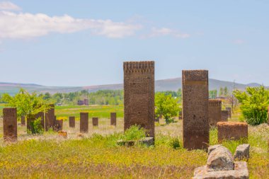 Bölgenin başkenti ve 13. yüzyılın en büyük illerinden biri olan Ahlat, Osmanlı döneminde sınır kenti olarak önemini korudu..