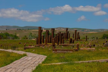 Bölgenin başkenti ve 13. yüzyılın en büyük illerinden biri olan Ahlat, Osmanlı döneminde sınır kenti olarak önemini korudu..