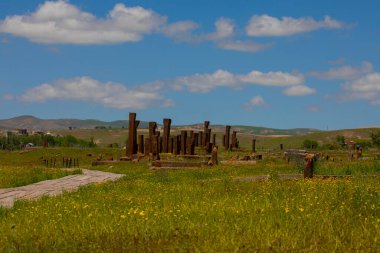Bölgenin başkenti ve 13. yüzyılın en büyük illerinden biri olan Ahlat, Osmanlı döneminde sınır kenti olarak önemini korudu..