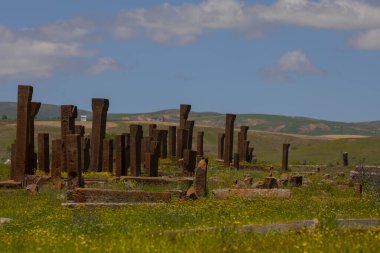 Bölgenin başkenti ve 13. yüzyılın en büyük illerinden biri olan Ahlat, Osmanlı döneminde sınır kenti olarak önemini korudu..
