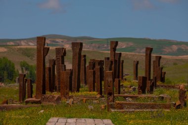 Bölgenin başkenti ve 13. yüzyılın en büyük illerinden biri olan Ahlat, Osmanlı döneminde sınır kenti olarak önemini korudu..