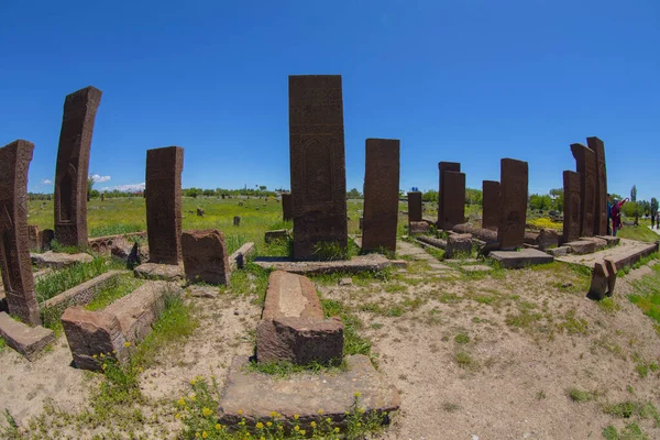 Bölgenin başkenti ve 13. yüzyılın en büyük illerinden biri olan Ahlat, Osmanlı döneminde sınır kenti olarak önemini korudu..