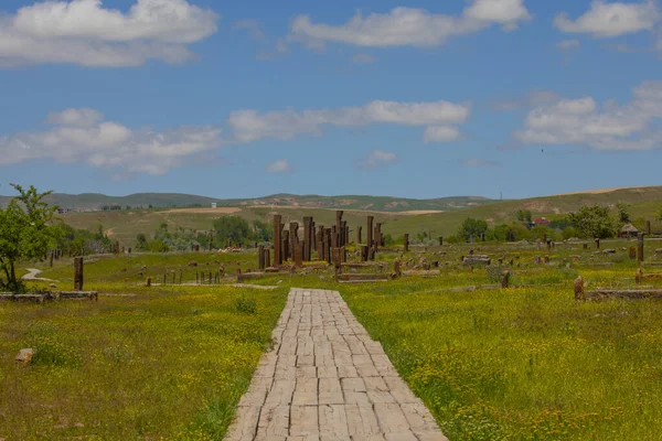 Bölgenin başkenti ve 13. yüzyılın en büyük illerinden biri olan Ahlat, Osmanlı döneminde sınır kenti olarak önemini korudu..