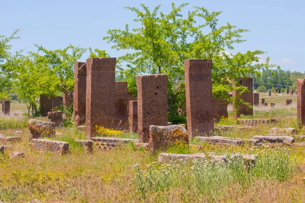 Bölgenin başkenti ve 13. yüzyılın en büyük illerinden biri olan Ahlat, Osmanlı döneminde sınır kenti olarak önemini korudu..