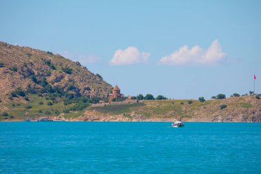 The Story and Legend of Akdamar (Ah Tamara) Adası. Efsaneye göre, bu adadaki Ermeni baş keşişin 