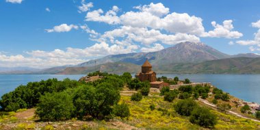 The Story and Legend of Akdamar (Ah Tamara) Adası. Efsaneye göre, bu adadaki Ermeni baş keşişin 
