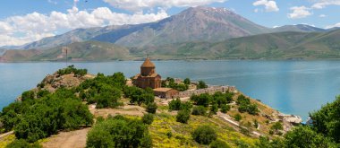 The Story and Legend of Akdamar (Ah Tamara) Adası. Efsaneye göre, bu adadaki Ermeni baş keşişin 