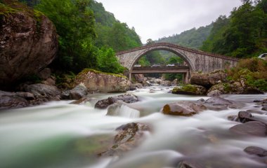 Kapisre Stream, bölgedeki en büyük su yoludur. Arhavi, 1973 yılından beri düzenlenen Arhavi Kültür ve Sanat Festivali ile ünlüdür..