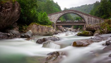 Kapisre Stream, bölgedeki en büyük su yoludur. Arhavi, 1973 yılından beri düzenlenen Arhavi Kültür ve Sanat Festivali ile ünlüdür..