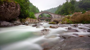 Kapisre Stream, bölgedeki en büyük su yoludur. Arhavi, 1973 yılından beri düzenlenen Arhavi Kültür ve Sanat Festivali ile ünlüdür..