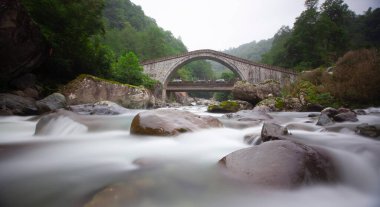 Kapisre Stream, bölgedeki en büyük su yoludur. Arhavi, 1973 yılından beri düzenlenen Arhavi Kültür ve Sanat Festivali ile ünlüdür..