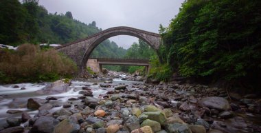 Kapisre Stream, bölgedeki en büyük su yoludur. Arhavi, 1973 yılından beri düzenlenen Arhavi Kültür ve Sanat Festivali ile ünlüdür..