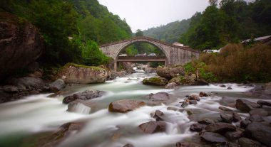 Kapisre Stream, bölgedeki en büyük su yoludur. Arhavi, 1973 yılından beri düzenlenen Arhavi Kültür ve Sanat Festivali ile ünlüdür..
