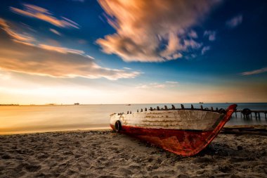 Mistik uçurumlar ve dalgalı bir deniz. / Kocaeli - Türkiye