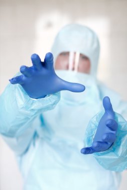 Ellerini kitleye dışarı hekim Epidemiyolog koruyucu kıyafetli tutar