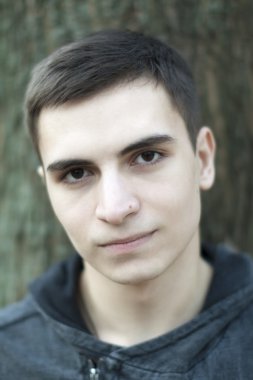 gülümseyen genç bir adam