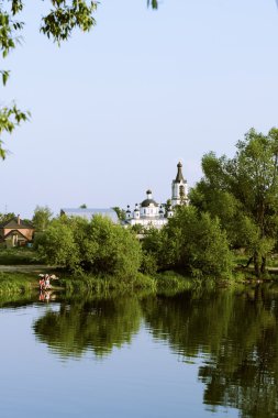 Rus Ortodoks Kilisesi Nehri kıyısında