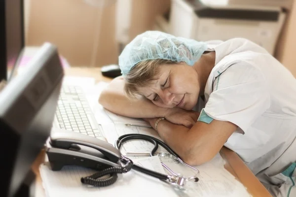 Spanie w pracy pracownika medycznego Zdjęcie Stockowe