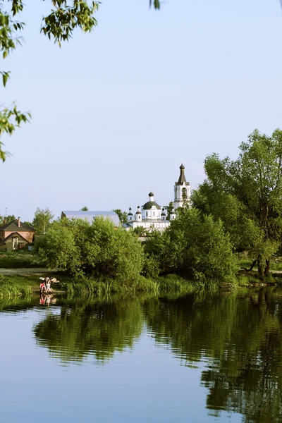 Rosyjski Kościół prawosławny na brzegu rzeki Obrazy Stockowe bez tantiem