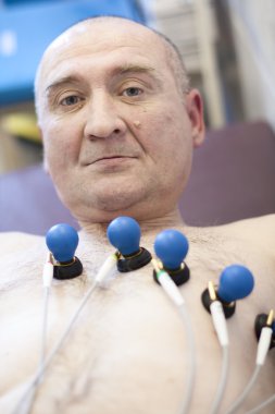 Bir sevgiliye elektrotlar göğüs üzerinde olan bir adam