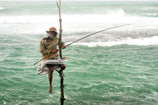 The old man fishing — Stock Photo, Image