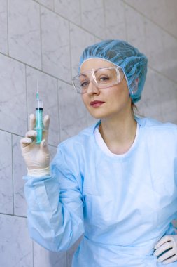 Oynak hemşire holding şırınga