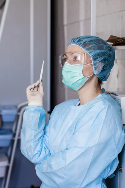 Zamyślony pielęgniarka trzyma termometr Zdjęcia Stockowe bez tantiem