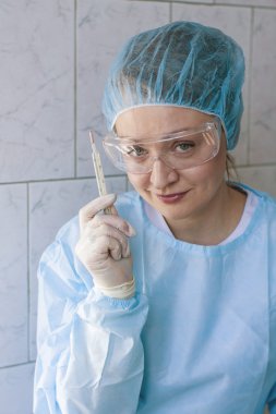 Şakacı hemşire Merkür termometre arıyorum ile gülümseyen