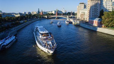 Gezi teknesinde Patrik Köprüsü'nden görüntülemek