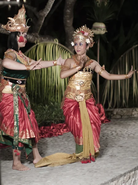 Dançarinos dançam dança balinesa — Fotografia de Stock