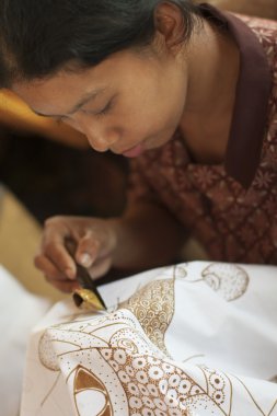 Batik kadın yapar