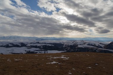 Tepeler ve dağlar karla kaplandı. Büyük Kafkasya 'nın manzarası Bermamyt Platosu, Karachay-Cthe Cumhuriyeti, Rusya