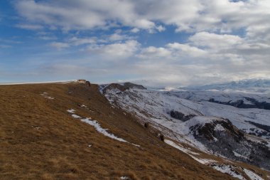 Tepeler ve dağlar karla kaplandı. Bermamyt platosundan Büyük Kafkasya manzarası