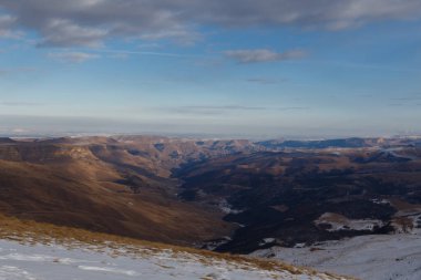 Bermamyt platosundan tepelerin manzarası