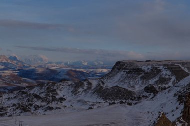 Bermamyt platosundan tepelerin manzarası