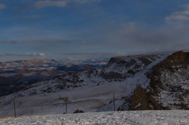 Maly Bermamyt Platosu 'ndan Bolshoy Bermamyt Platosu' nun görüntüsü. Karachay-Cêess Cumhuriyeti, Rusya